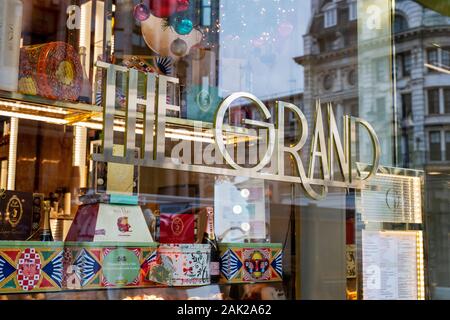 La grande fenêtre en décembre. Piccadilly, Mayfair, Londres, Angleterre Banque D'Images