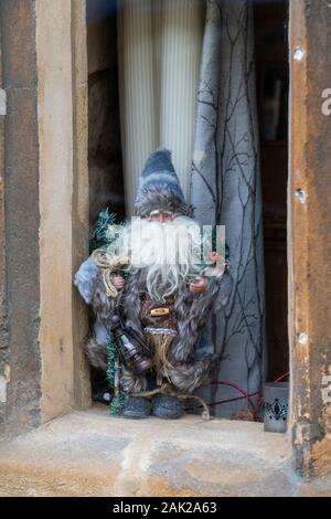 La figure du Père Noël dans un chalet fenêtre. Chipping Campden, Cotswolds. Le Gloucestershire, Angleterre Banque D'Images