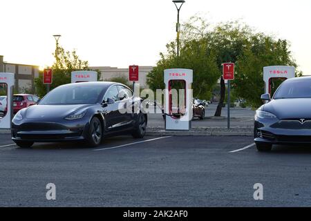 Rechargement des véhicules électriques Tesla à un Phoenix, Arizona Supercharger le 6 janvier 2020. Banque D'Images