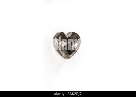 Diamant en forme de coeur argent issolated sur fond blanc Banque D'Images