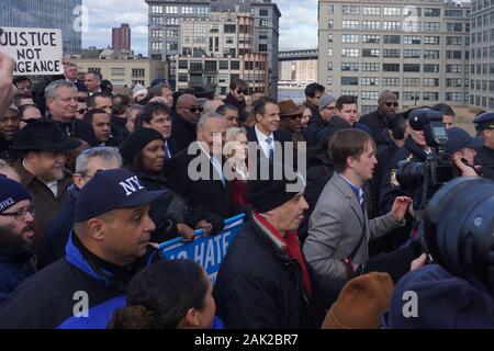 NEW YORK, NY - 05 janvier : Letitia James, Kirsten Gillibrand, Bill De Blasio, Chuck Schumer, et Andrew Cuomo mars à travers le pont de Brooklyn à la Banque D'Images