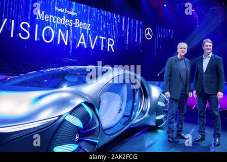 Las Vegas, USA. 08Th Jan, 2020. Ola Källenius (r), Président du Directoire de Daimler AG, et James Cameron, directeur de l'USA, présentera la "Vision AVTR' concept car au ces technologies. Daimler a développé le véhicule en coopération avec le directeur d'Hollywood et l'équipe du film 'Avatar' basé sur le film 'Avatar'. Le concept car est destiné à démontrer les possibilités jusque là inconnu de l'interaction entre l'homme, la machine et l'environnement - un thème qui joue également un rôle important dans le film sorti en 2009. Credit : Andrej Sokolow/dpa/Alamy Live News Banque D'Images