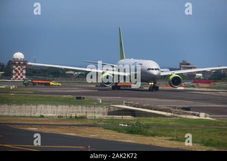 Airliner Commercial Se Préparant Pour Le Décollage Sur Runway À L'Aéroport International De Taoyuan - Taipei, Taiwan Banque D'Images