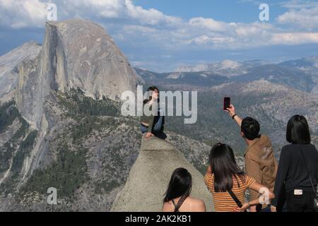 Groupe de visites asiatiques prenant des photos de voyage de darediable avec vue Sur Half Dome - Glacier point, Yosemite Banque D'Images
