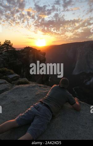 Darediable Hiker Man On Edge Of Taft Point, Yosemite Sunset Banque D'Images