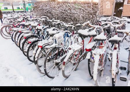 Des vélos garés, couvertes de neige à Oulu en Finlande Banque D'Images