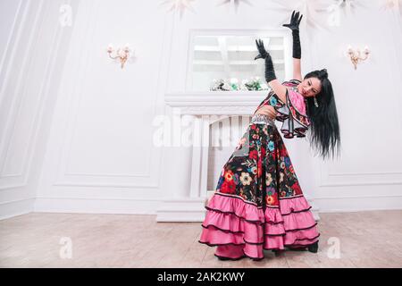 Superbe Gypsy Woman dancing. photo avec un espace réservé au texte Banque D'Images