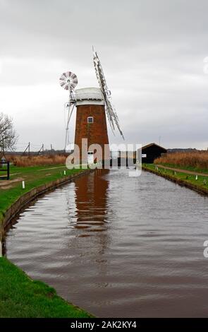 Une vue sur le monument Horsey Bazin par la digue sur les Norfolk Broads à Horsey, Norfolk, Angleterre, Royaume-Uni, Europe. Banque D'Images