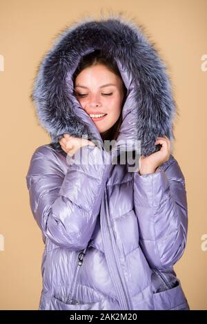 La fausse fourrure. Fashion girl des vêtements d'hiver. Tendance de la mode. Fashion manteau et chapeau. L'échauffement. Veste hiver décontracté et élégant légèrement plus ont plus d'éléments de confort tels que le capot plus fur trim sur le capot. Banque D'Images