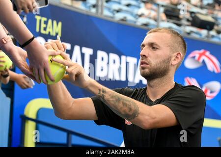 Sydney, Australie. 7 janvier 2020 ; Centre de tennis du Parc olympique de Sydney, Sydney, New South Wales, Australie, Sydney, Australie Coupe ATP, jour 5 ; Grande-Bretagne contre Moldova ; Daniel Evans de Grande-bretagne contre Radu Albot de Moldova ; Daniel Evans de Grande-Bretagne, signe des autographes pour les fans après sa victoire - usage éditorial : Action Crédit Plus Sport Images/Alamy Live News Banque D'Images
