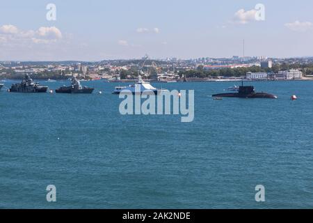 Sébastopol, en Crimée, la Russie - 25 juillet 2019 : Formation de navires dans la baie de Sébastopol, en Crimée Banque D'Images