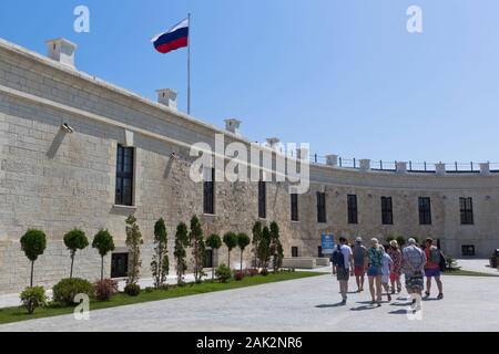 Sébastopol, en Crimée, la Russie - 25 juillet 2019 : groupe d'Excursion au musée et exposition Batterie Konstantinovskaya complexe dans la ville de héros Sevasto Banque D'Images