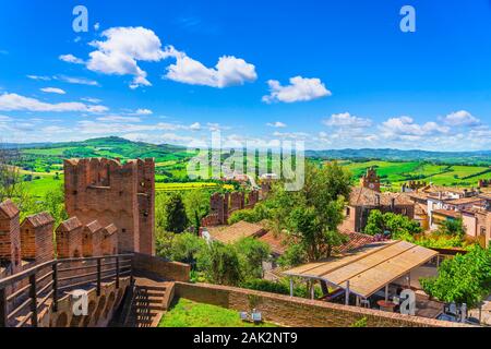 Gradara village médiéval vue du château, Pesaro et Urbino, région des Marches, Italie Europe Banque D'Images