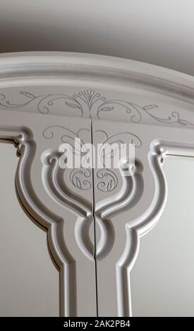 Des fragments de meubles blancs dans un style ancien, close-up. Banque D'Images