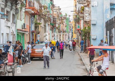 Une longue scène de rue dans le centre de La Havane, Cuba Banque D'Images