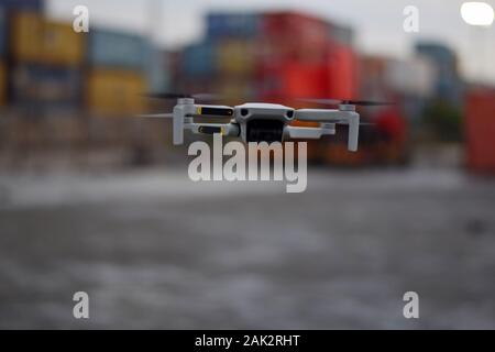 Close up Fly Drone gris sur le port de Jakarta Industrielle Banque D'Images