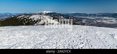 La vue étonnante de Mincol hill en hiver dans les montagnes Mala Fatra Slovaquie avec de nombreuses collines et sommets et clear sky Banque D'Images