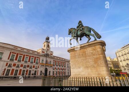 Espagne Madrid, ville à la Puerta del Sol et la Tour de l'horloge de Porte du Soleil avec Statue équestre de Carlos III Banque D'Images