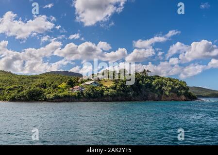 Les Trois-Ilets, Martinique - Le 13 décembre 2018 : La vue de l'Anse Mitan Bay sur la côte de la Les Trois-Ilets, Martinique. Locations de vacances zone Banque D'Images