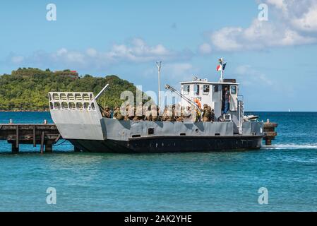 Les Trois-Ilets, Martinique - Le 13 décembre 2018 : un débarquement de soldats français à l'embarcadère à Anse-a-l'Ane bay, Les Trois-Ilets, Martinique. Banque D'Images