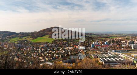 La ville de Koprivnice avec Bila hora hill sur l'arrière-plan de Bezrucova vyhlidka avis tower dans Podbeskydska pahorkatina hory en République Tchèque Banque D'Images