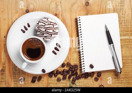 Tasse de café chaud avec de délicieux cookies et ouvert sur l'ancien ordinateur portable table en bois. Vue d'en haut Banque D'Images