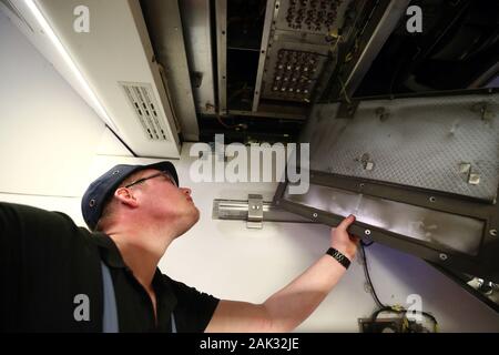 27 novembre 2019, Saxe, Leipzig : Markus Aßmann vérifie le système de chauffage dans un train IC à la fabrique de glace durant l'inspection et la préparation de l'hiver. Photo : Bodo/Schackow Zentralbild-dpa/ZB Banque D'Images