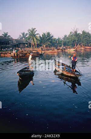 Bateaux navigant sur le fleuve Thu-Bon à Hoi An, une petite ville au centre du Vietnam. (Photo non datée) | conditions dans le monde entier Banque D'Images