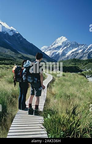 En face de la toile de la Mount Cook les randonneurs à pied au cours d'une promenade dans la vallée de Hooker dans les Alpes du Sud sur l'île du sud de Banque D'Images