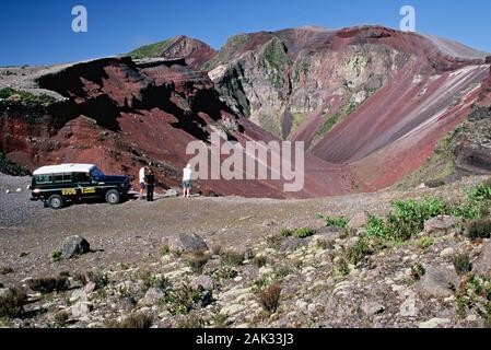 Un véhicule cross-country un permanent la caldeira du Mont Tarawera edge, un volcan avec une altitude de 1111 mètres qui est situé sur l'Île du Nord Banque D'Images