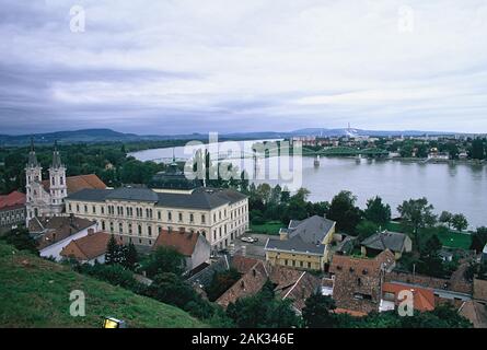 Vue de la ville Esztergom, Hongrie, et le pont Maria Valeria qui s'associe à Esztergom en Hongrie et en Slovaquie, Sturovo à travers le fleuve Danube. Banque D'Images