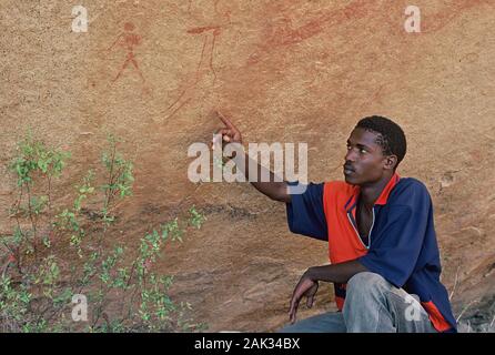 Au Brandberg en Namibie un guide explique les différentes gravures. (Photo non datée) | conditions dans le monde entier Banque D'Images