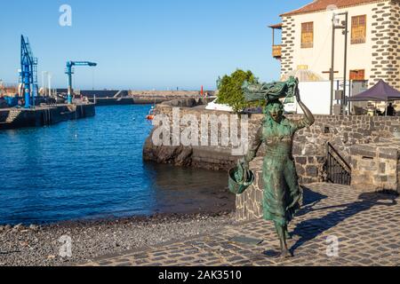 Fisher statue femme, Puerto de la Cruz, Tenerife, Canaries, Espagne Banque D'Images