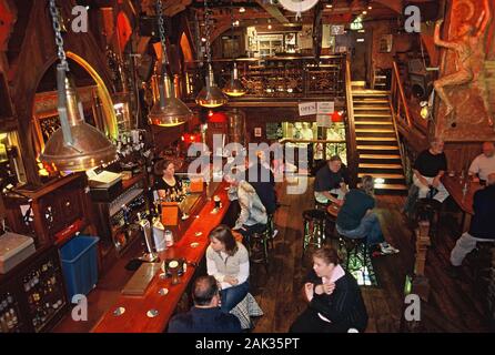 Les clients assis dans le grisé du restaurant pub éclairé les quais à Galway à la côte ouest de l'Irlande. (Photo non datée) | conditions dans le monde entier Banque D'Images