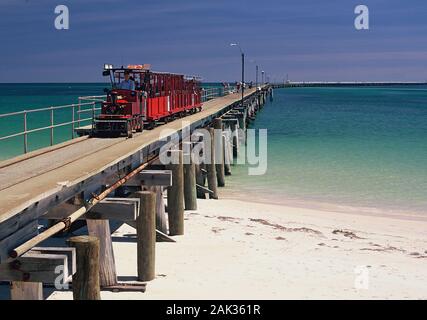 Un chemin de fer touristique est conduite sur la jetée de bois à Busselton (Australie occidentale), l'Australie. (Photo non datée) | conditions dans le monde entier Banque D'Images