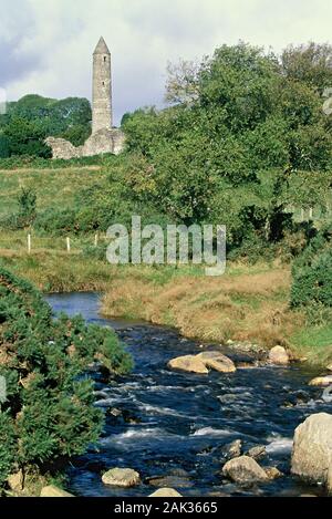 Au milieu des montagnes de Wicklow dans l'Est de l'Irlande sont les ruines de la cité médiévale de l'Abbaye avec le libre Glendalough, tour ronde, l'un des Banque D'Images