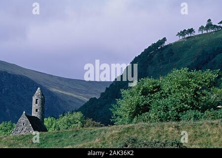 Au milieu des montagnes de Wicklow dans l'Est de l'Irlande sont les ruines de l'abbaye médiévale Glendalough situé. (Photo non datée) | conditions dans le monde entier Banque D'Images