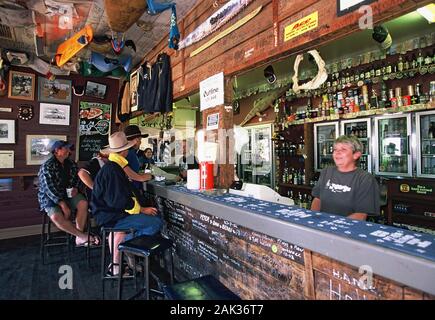 Les gens sont assis dans le pub de l'hôtel à talon bleu en Kynuna Queensland, Australie. (Photo non datée) | conditions dans le monde entier Banque D'Images