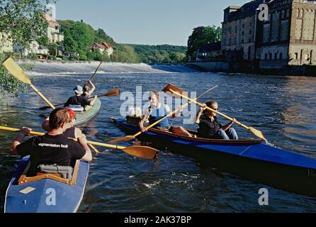 Les canoteurs pagayant devant un barrage sur la rivière Saale, à Bad Koesen. Bad Koesen est un spa dans le Burgenland dans le district de l'état fédéral de Saxo Banque D'Images