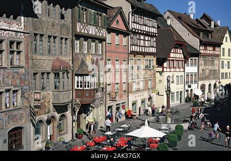 De magnifiques façades peintes décorer l'élégant quartier résidentiel de maisons dans la zone piétonne à Stein am Rhein. Stein am Rhein est situé près de la frontière Banque D'Images