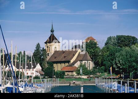 Bateaux à voile l'ancre dans le port d'Arbon en face de la toile de fond de la chapelle et l'Église Gallus de St Martin. Arbon est situé au sud Banque D'Images