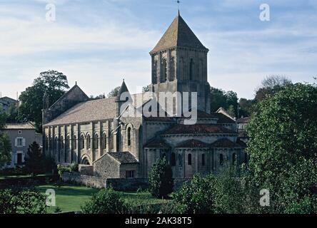 Eglise Saint Hilaire, construit dans un style architectural créé en Poitou, le style Poitou-Romanesque à Melle, France. La ville est située je Banque D'Images