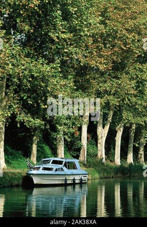 Vue sur le Canal du Midi qui est un canal d'une grande importance historique dans le sud (le midi) de la France. Le canal relie la Garonne à la Banque D'Images