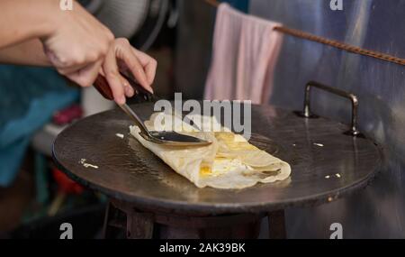 Chef de cuisine est un dessert traditionnel thaïlandais Thai Roti sur un marché de nuit à Bangkok, Thaïlande Banque D'Images