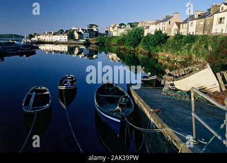 L'ancrage des bateaux en face de la toile de fond pittoresque du village de pêcheurs de Roundstone, dans le nord-ouest de l'Irlande. Amadora est l'un des plus p Banque D'Images