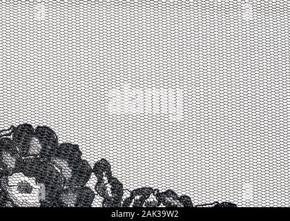 Gros plan du tulle noir avec dentelle texture coin sur fond blanc Banque D'Images