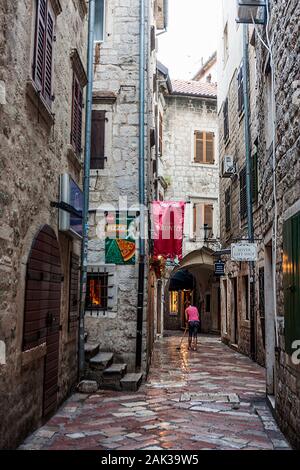 Balayant la rue en préparation pour le nouveau jour : Zanatska ulica, Stari Grad, Kotor, Monténégro Banque D'Images