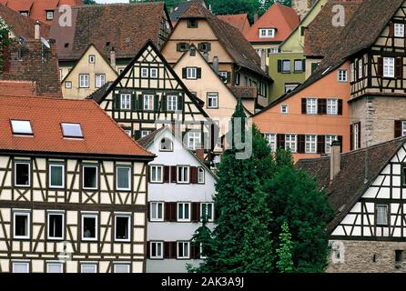 De magnifiques maisons à colombages dans la vieille ville de Schwäbisch Hall. Schwäbisch Hall est situé au bord de la forêt dans le Swabian-Franconian Banque D'Images