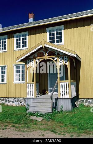 Une entrée couverte mène à l'open air museum dans Namsdalsmuseet Namsos. Il y a 22 maisons norvégiens typiques sont exposées. Namsos est une petite ville d'e Banque D'Images