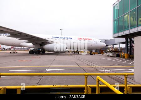 China Eastern Airpane à l'aéroport de Londres Gatwick Banque D'Images